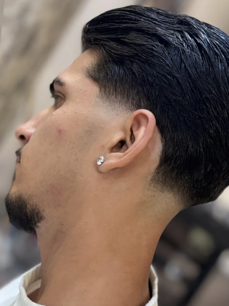 Ανδρικό κούρεμα slick back με fade – κουρείο στην Κόρινθο